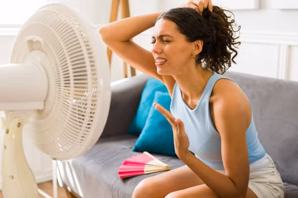 Chúng ta thường bật quạt khi nóng, nhưng cần lưu ý để quạt một khu vực càng rộng trên cơ thể càng tốt. (Ảnh: ITN).