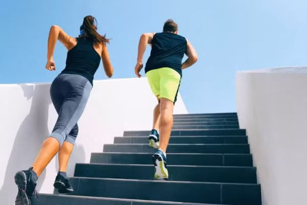 Kiên trì leo cầu thang lâu dài, khả năng co bóp của tim và chức năng thông khí của phổi đều sẽ được cải thiện rõ rệt. (Ảnh: ITN).