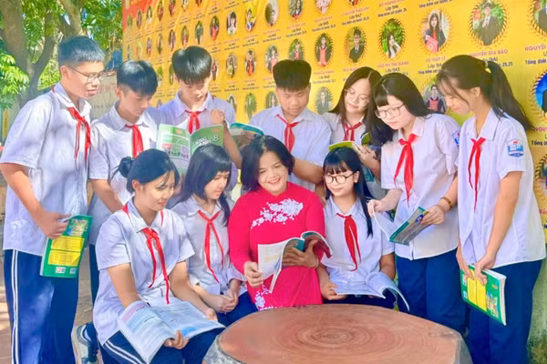 Cô giáo Trần Thị Mai Hương – Giáo viên Ngữ văn trường THCS Mai Động.