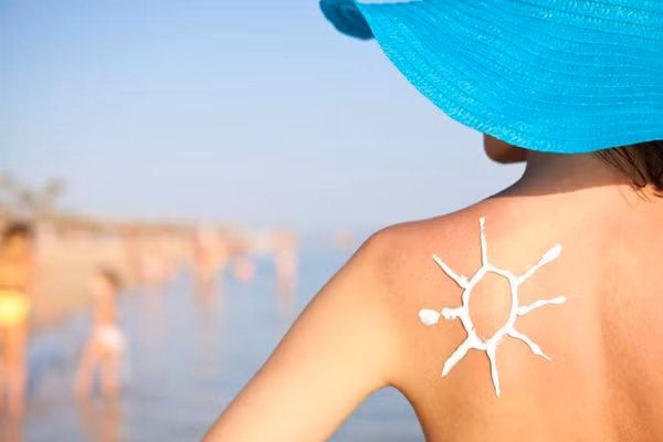 Vào những ngày hè oi ả, kem chống nắng gần như là vật dụng không thể thiếu của mọi người. (Ảnh: ITN).