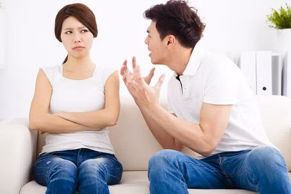 Nếu vợ chồng căng thẳng vì chuyện báo cáo khiến tình cảm bị ảnh hưởng, thì việc báo cáo chẳng còn ý nghĩa gì. (Ảnh: ITN)