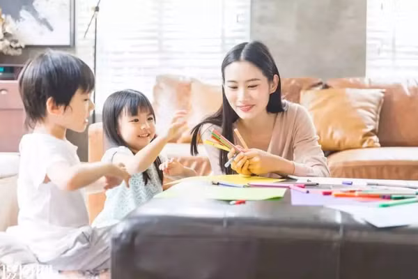 Nhiều bậc cha mẹ nhận ra rằng việc giáo dục trẻ không phải là chuyện đơn giản. (Ảnh: ITN).