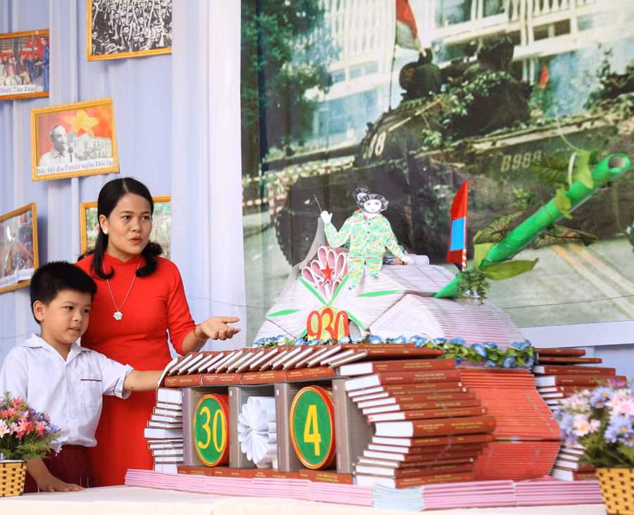 Những quyển sách được sắp xếp thành mô hình chiếc xe tăng của QĐND Việt Nam húc đổ cánh cổng Dinh Độc Lập ngày 30/4/1975