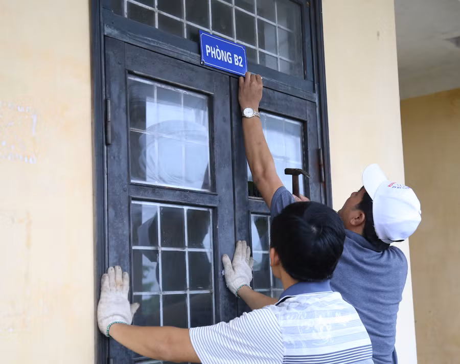 Thầy giáo trường THCS Lý Trạch gia cố cửa phòng chức năng