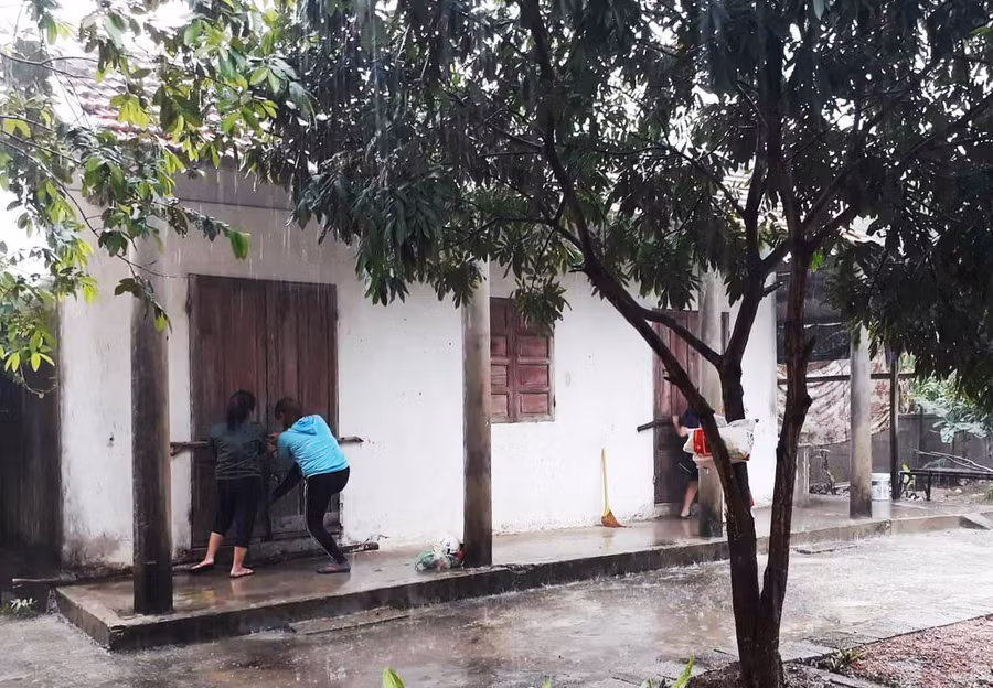 Giáo viên trường Mầm non An Ninh (Quảng Ninh - Quảng Bình) gia cố cửa tại phòng học tạm của xã An Ninh.