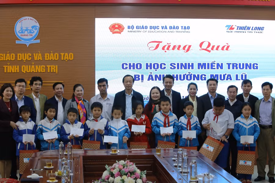 Thứ trưởng Phạm Ngọc Thưởng cùng Tập đoàn Thiên Long trao quà cho HS chịu thiệt hại nặng nề trong đợt mưa lũ vừa qua ở Quảng Trị.