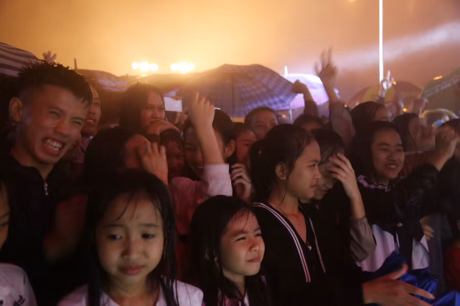 Sự cuồng nhiệt của các fan hâm mộ các ca sỹ mình yêu thích đang biểu diễn tại chương trình Chương trình Phong Nha Countdown Party 2020. Sự cuồng nhiệt của các fan hâm mộ các ca sỹ mình yêu thích đang biểu diễn tại chương trình Chương trình Phong Nha Countdown Party 2020.