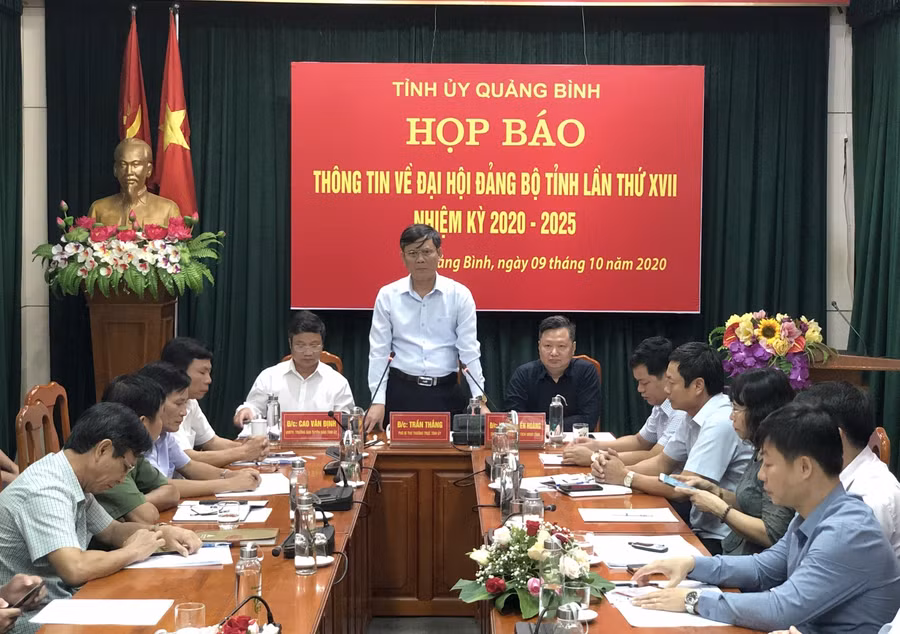 Ông Trần Thắng, Phó Bí thư Thường trực Tỉnh ủy Quảng Bình phát biểu tại cuộc họp báo.