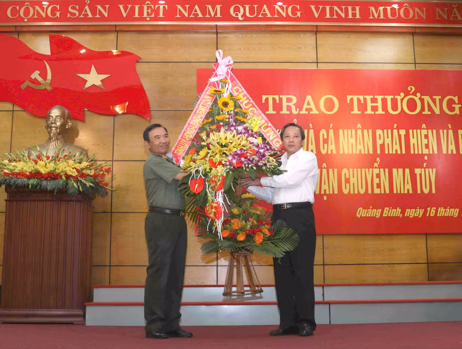 Ông Hoàng Đăng Quang, Bí thư tỉnh uỷ tỉnh Quảng Bình tặng hoa chúc mừng lực lượng Công an tỉnh Quảng Bình vì đã có những chiến công xuất sắc.