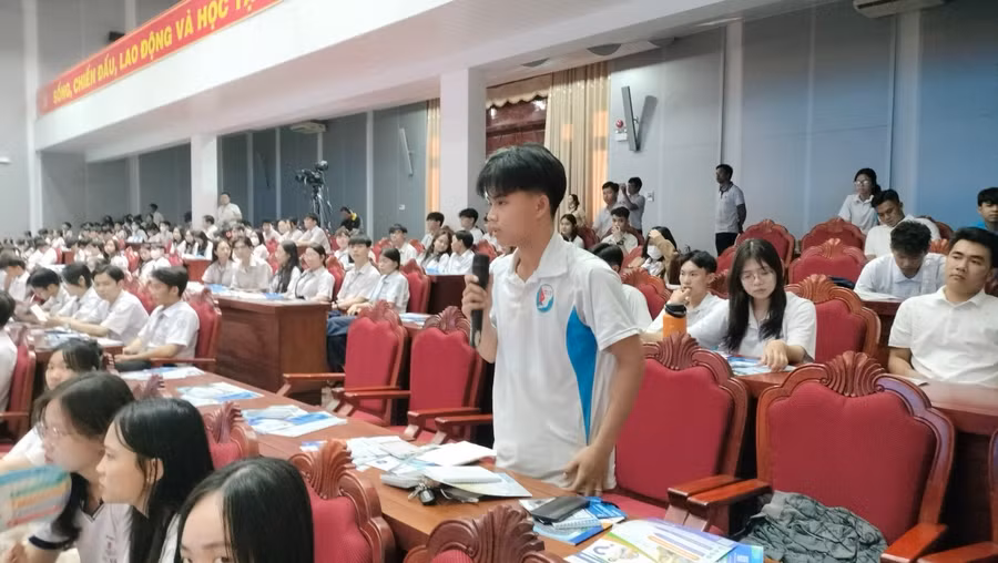 Học sinh đặt câu hỏi tại Chương trình. Học sinh đặt câu hỏi tại Chương trình.