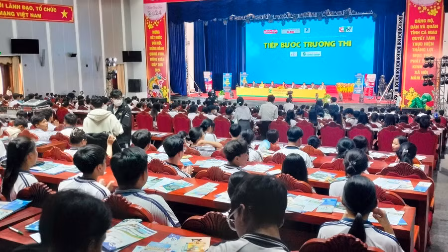 Chương trình tư vấn diễn ra tại hội trường Trung tâm hội nghị tỉnh Cà Mau. Chương trình tư vấn diễn ra tại hội trường Trung tâm hội nghị tỉnh Cà Mau.