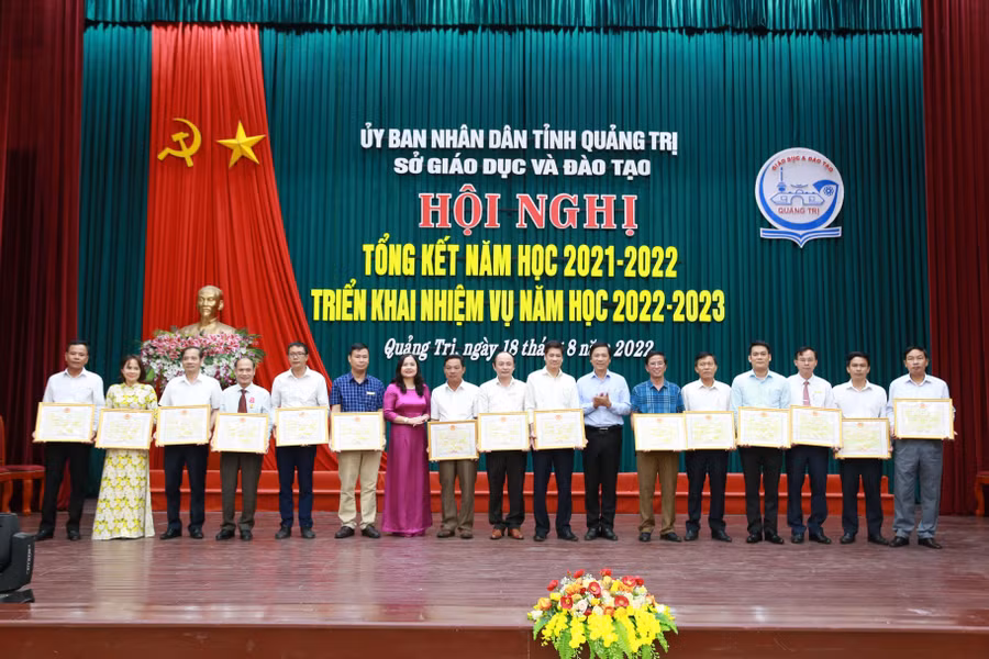 Ông Hoàng Nam - Phó chủ tịch UBND tỉnh Quảng Trị trao tặng danh hiệu Tập thể Lao động xuất sắc cho các tập thể đã có nhiều thành tích trong công tác giáo dục, đào tạo năm học 2021 – 2022.