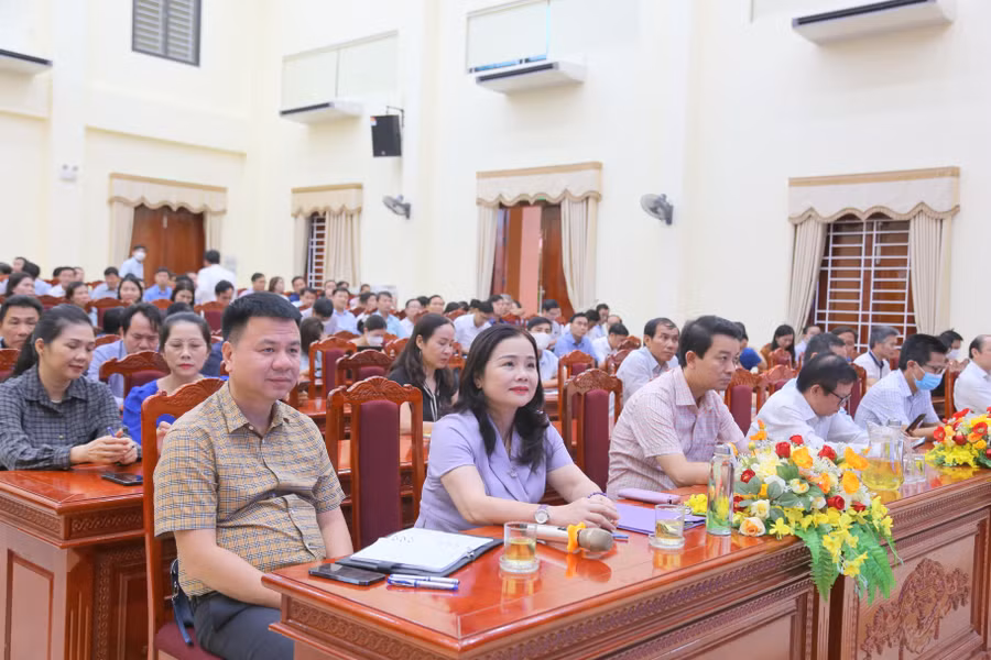 Nhà báo Triệu Ngọc Lâm - Tổng Biên tập Báo GD&TĐ và Tiến sĩ Lê Thị Hương – Giám đốc Sở GD&ĐT tỉnh Quảng Trị tại hội nghị. Nhà báo Triệu Ngọc Lâm - Tổng Biên tập Báo GD&TĐ và Tiến sĩ Lê Thị Hương – Giám đốc Sở GD&ĐT tỉnh Quảng Trị tại hội nghị.