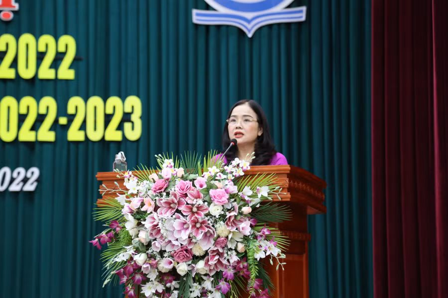 Bà Lê Thị Hương – Giám đốc Sở GD&ĐT Quảng Trị phát biểu khai mạc hội nghị. Bà Lê Thị Hương – Giám đốc Sở GD&ĐT Quảng Trị phát biểu khai mạc hội nghị.