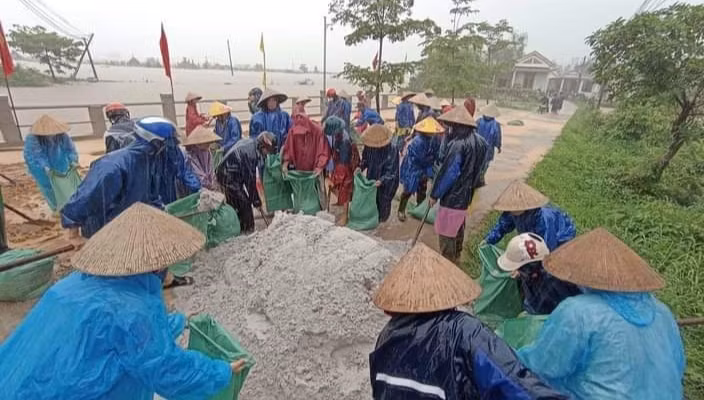 Người dân nỗ lực đắp đê ngăn nước lũ để cứu vựa lúa. (Ảnh: CTV)