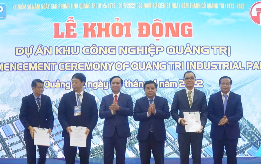Bộ trưởng Bộ Kế hoạch và Đầu tư Nguyễn Chí Dũng, Chủ tịch UBND tỉnh Quảng Trị Võ Văn Hưng và Trưởng Ban quản lý Khu Kinh tế tỉnh Quảng Trị Phạm Ngọc Minh trao các Quyết định chấp thuận chủ trương đầu tư, thành lập Khu công nghiệp Quảng Trị và Giấy chứng nhận đăng ký đầu tư cho các nhà đầu tư.