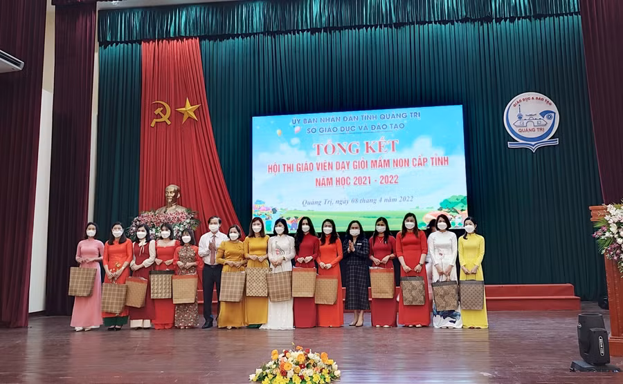 Đại diện lãnh đạo Sở GD&amp;ĐT Quảng Trị tặng quà lưu niệm cho các thí sinh dự thi.