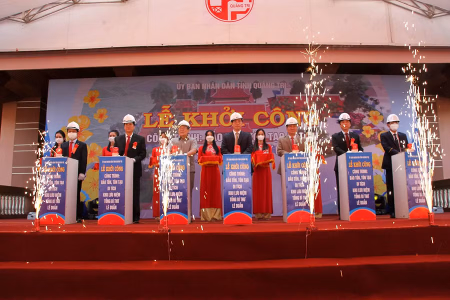 Đại diện lãnh đạo tỉnh Quảng Trị bấm nút khởi công dự án tôn tạo, nâng cấp Khu lưu niệm Tổng Bí thư Lê Duẩn.