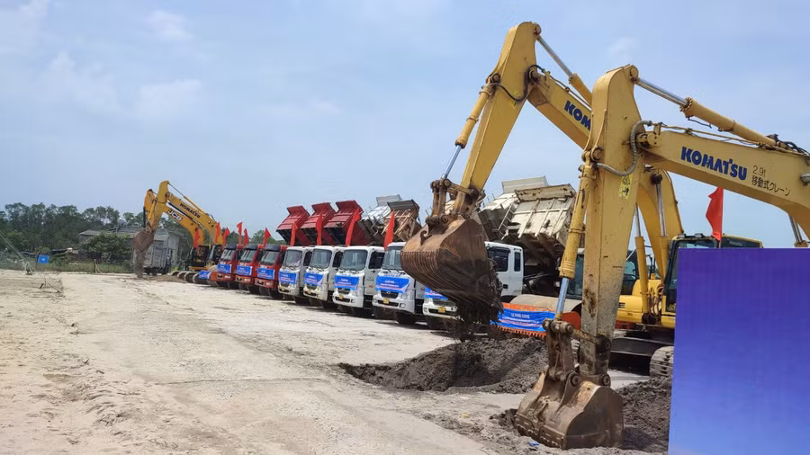 Các phương tiện, máy móc phục vụ công trình ra quân thực hiện dự án ngay sau buổi lễ.
