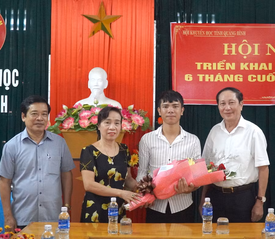 Hội khuyến học tỉnh Quảng Bình trao thưởng và động viên Tạ Quang Thanh trước ngày nhập trường sĩ quan chính trị. Hội khuyến học tỉnh Quảng Bình trao thưởng và động viên Tạ Quang Thanh trước ngày nhập trường sĩ quan chính trị.