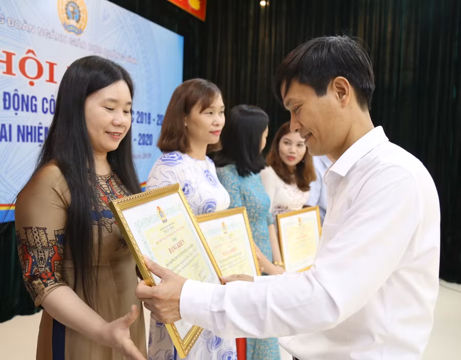 Tặng bằng khen cho công đoàn cơ sở đạt kết quả xuất sắc trong các phong trào hoạt động.