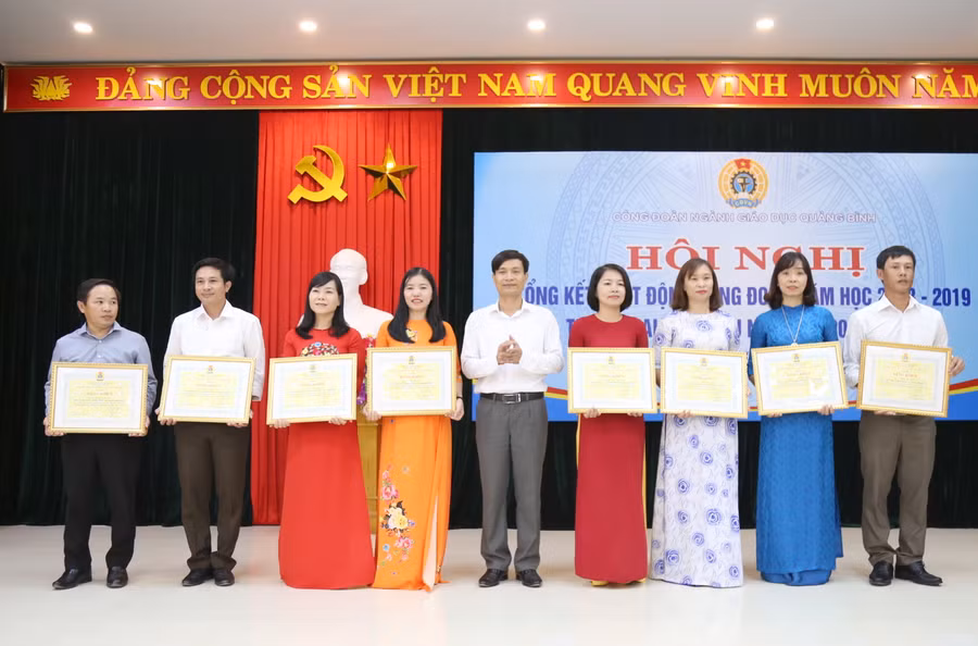 Các cá nhân nhận bằng khen vì những đóngg góp cho phong trào hoạt động Công đoàn ngành Giáo dục Quảng Bình năm học 2018-2019 vừa qua.