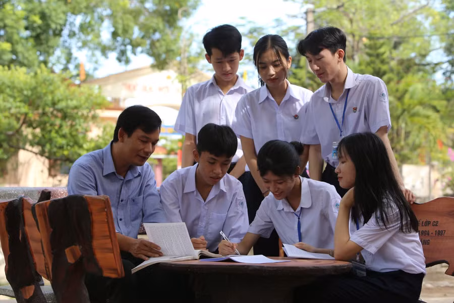 Văn Ngọc Tuấn Kiệt, Trường THPT Thị xã Quảng Trị tham gia vòng chung kết Đường lên đỉnh Olympia năm thứ 20 cùng thầy giáo và bạn bè bổ sung kiến thức trong những phút giải lao giữa các tiết học.