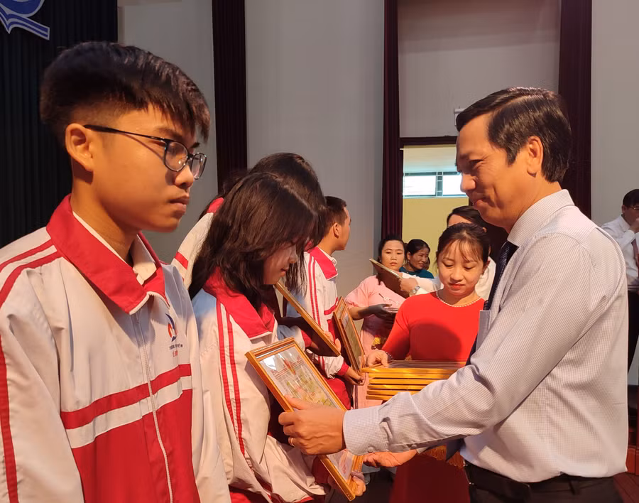 Ông Hoàng Nam - Phó Chủ tịch UBND tỉnh Quảng Trị trao Bằng khen của Chủ tịch UBND tỉnh cho các học sinh đoạt giải Ba trong Kỳ thi chọn học sinh giỏi quốc gia THPT năm 2022-2023.