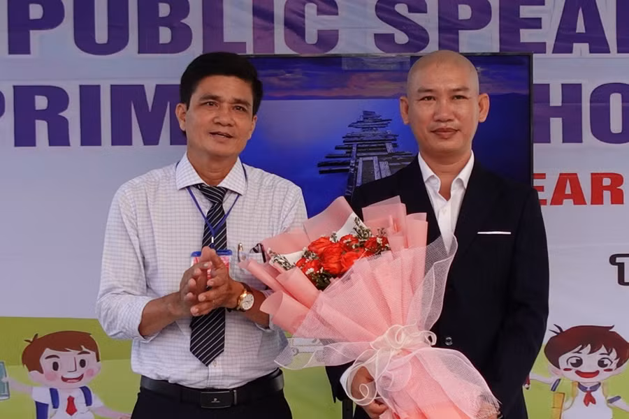 Ông Lê Hoàng Danh, Phó trưởng Phòng GD&amp;ĐT huyện Thới Bình trao hoa cho đơn vị tài trợ.