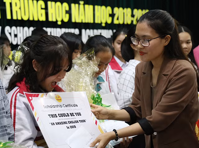 Đơn vị tài trợ trao quà và phần thưởng cho học sinh tham dự kỳ thi