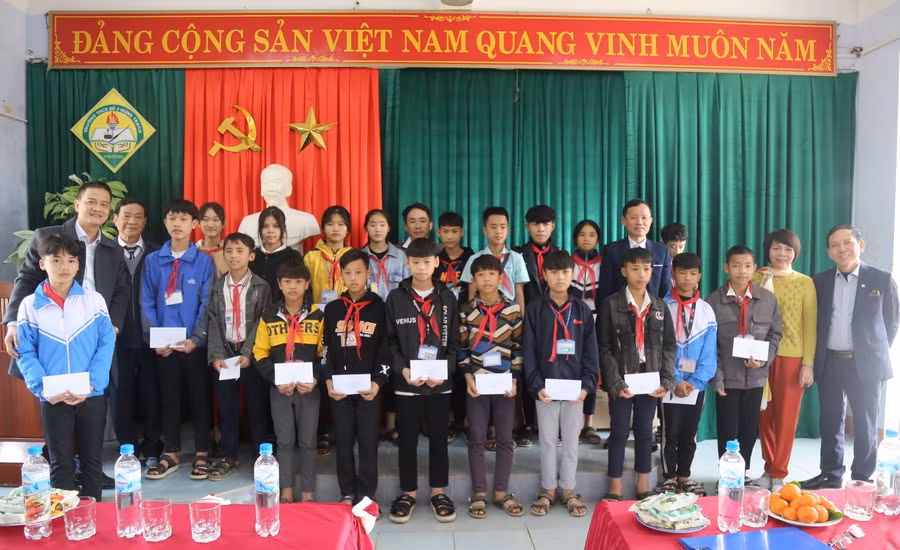 Tặng quà cho các em học sinh Trường THCS số 2 Hưng Trạch