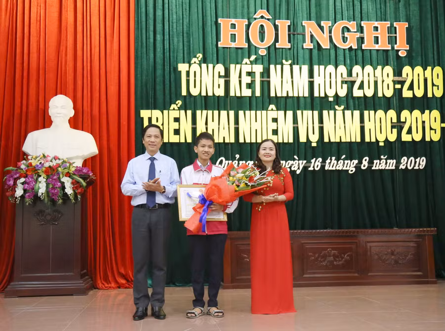 Em Thái Xuân Đăng, học sinh Trường THPT chuyên Lê Quý Đôn đón nhận bằng khen của Chủ tịch UBND tỉnh Quảng Trị vì những thành tích xuất sắc em đã đạt được. Em Thái Xuân Đăng, học sinh Trường THPT chuyên Lê Quý Đôn đón nhận bằng khen của Chủ tịch UBND tỉnh Quảng Trị vì những thành tích xuất sắc em đã đạt được.