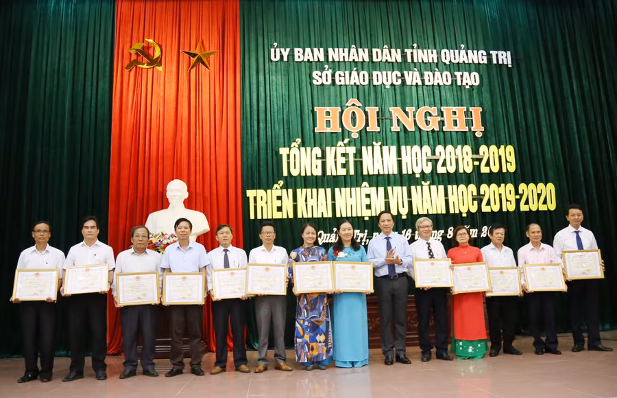 Nhiều cá nhân, tập thể đã được vinh danh tại hội nghị tổng kết năm học 2018-2019 và triển khai nhiệm vụ năm học mới của ngành GD&ĐT tỉnh Quảng Trị. Nhiều cá nhân, tập thể đã được vinh danh tại hội nghị tổng kết năm học 2018-2019 và triển khai nhiệm vụ năm học mới của ngành GD&ĐT tỉnh Quảng Trị.