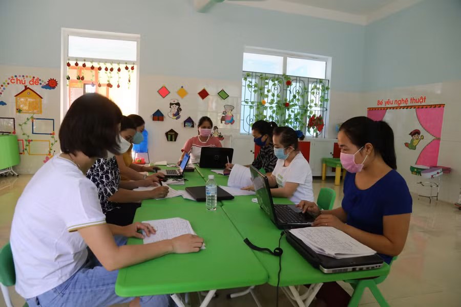 Các giáo viên chuẩn bị nội dung bài giảng cho năm học mới