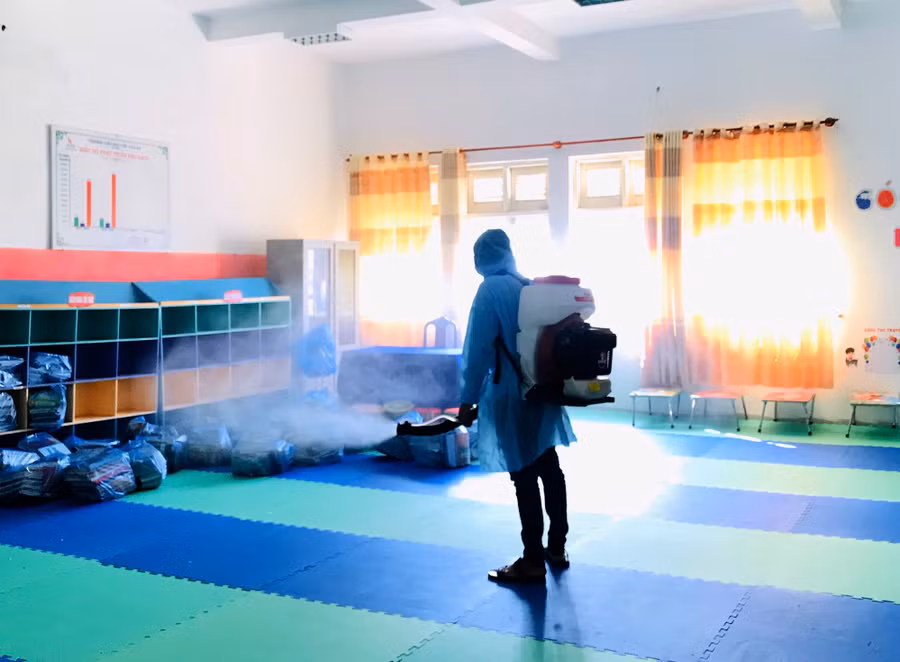 Phun thuốc khử trùng phòng học của trường Chu Văn An thuộc hệ thống giáo dục Chu Văn An - Quảng Bình.