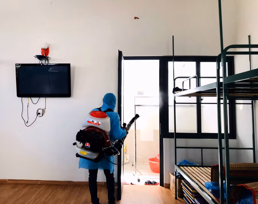Phun thuốc khử trùng tại phòng nội trú học sinh của trường Chu Văn An thuộc hệ thống giáo dục Chu Văn An - Quảng Bình.