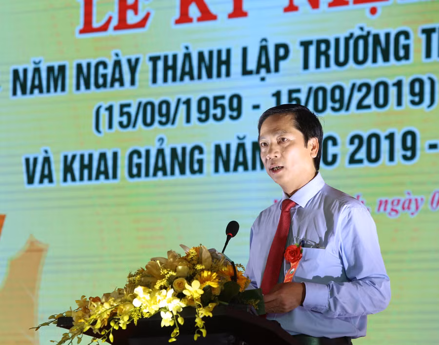 Ông Hoàng Nam, Phó chủ tịch UBND tỉnh Quảng Trị ghi nhận và đánh giá cao những nỗ lực to lớn của đội ngũ các thế hệ nhà giáo, học sinh của nhà trường và chúc mừng những thành tích nhà trường đã đạt được trong 60 năm qua.