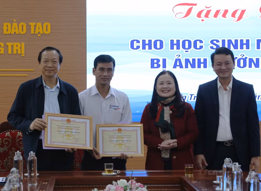 Bà Lê Thị Hương, Giám đốc Sở GD&amp;ĐT Quảng Trị trân trọng cảm ơn tình cảm của Bộ GD&amp;ĐT, Tập đoàn Thiên Long.