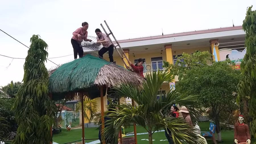 Giáo viên Trường Mầm non Quảng Kim (Quảng Trạch - Quảng Bình) gia cố mái ở sân vườn cổ tích.