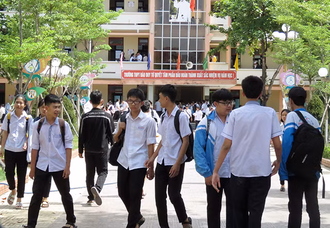 Thí sinh dự thi kỳ thi tuyển sinh lớp 10 năm học 2019-2020 tại trường THPT Đào Duy Từ (Đồng Hới - Quảng Bình)
