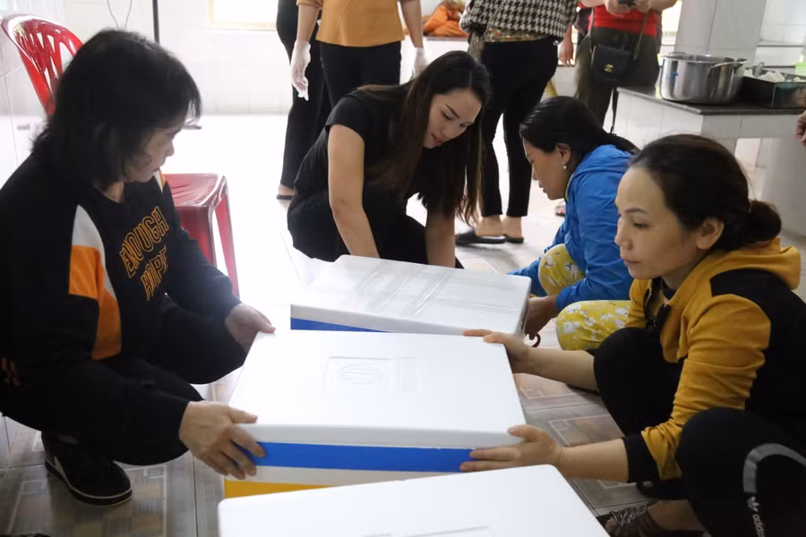Đóng thùng những suất ăn cẩn thận