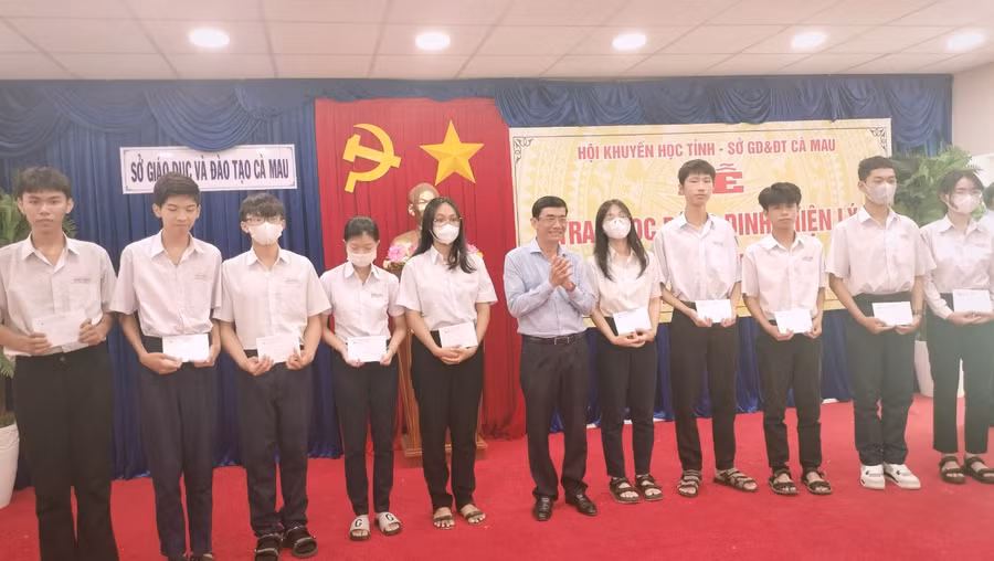 Lãnh đạo Sở GD&amp;ĐT Cà Mau trao học bổng cho các em học sinh.