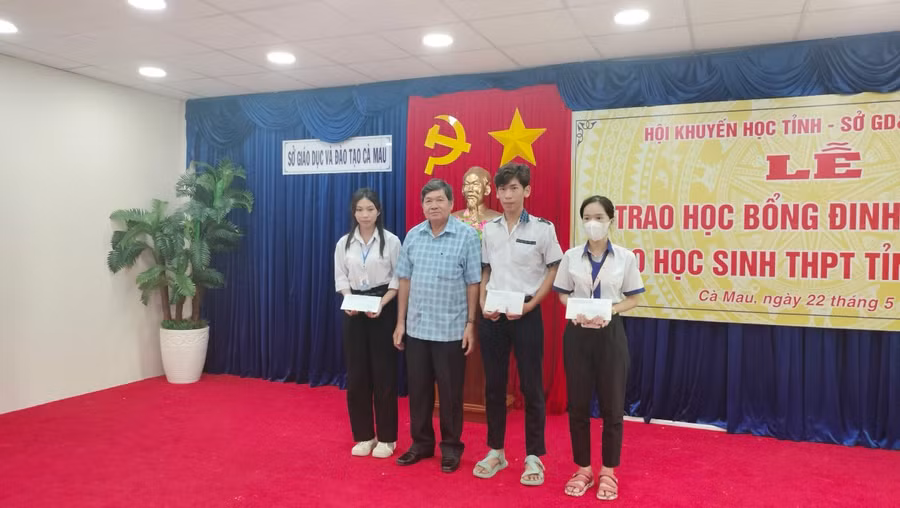 Lãnh đạo Hội Khuyến học Cà Mau trao học bổng cho học sinh.