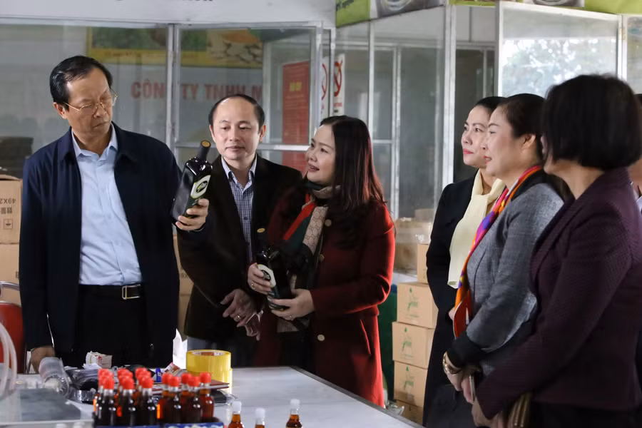 Thứ trưởng Phạm Ngọc Thưởng thăm cơ sở sản xuất và chế biến thực phẩm Từ Phong thuộc huyện Cam Lộ tỉnh Quảng Trị