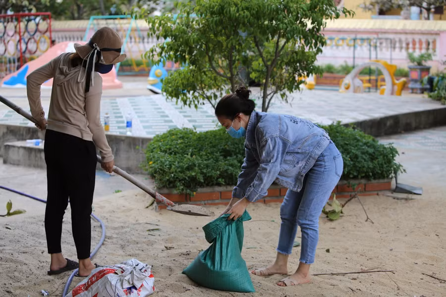 Những bao tải cát được chuẩn bị là một trong những phương án có thể giúp các mái nhà tránh bị tốc mái trong mưa bão