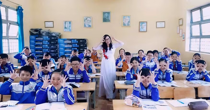 Chị Hường cùng các em học sinh trong một tiết dạy nhạc do chị phụ trách