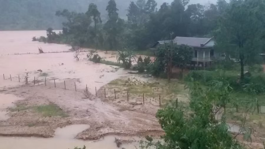 Mưa lớn và kéo dài nhiều giờ đã khiến nhiều khu vực thuộc huyện Đakrông bị chia cắt cục bộ. (Ảnh: CTV).
