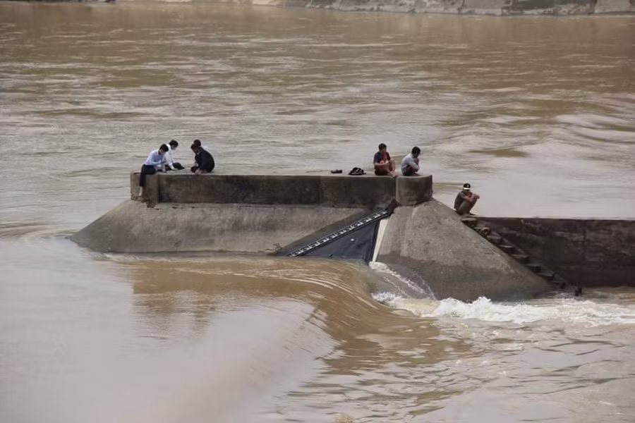 7 người trên tàu gặp nạn bị mắc kẹt giữa đập tràn Nam Thạch Hãn