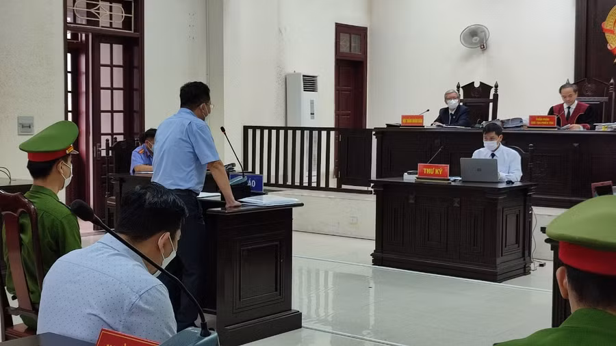 Bị cáo Phan Bùi Bảo Thi trả lời chất vấn của HĐXX.
