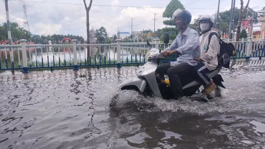 Đường vào điểm thi Trường THPT Nguyễn Trung Trực (TX Giá Rai, Bạc Liêu) bị ngập sâu.